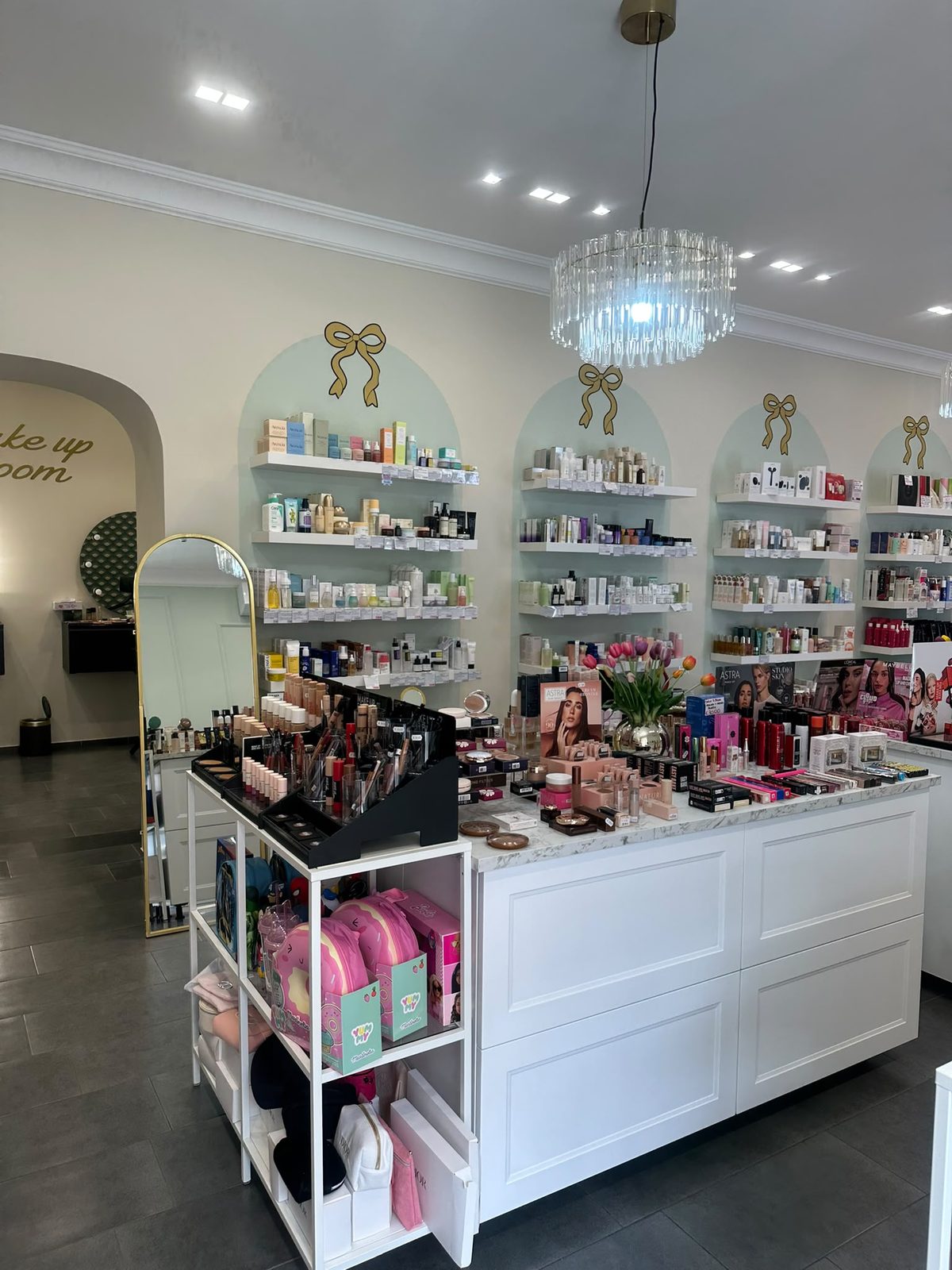 Il bancone make-up e gli scaffali della boutique